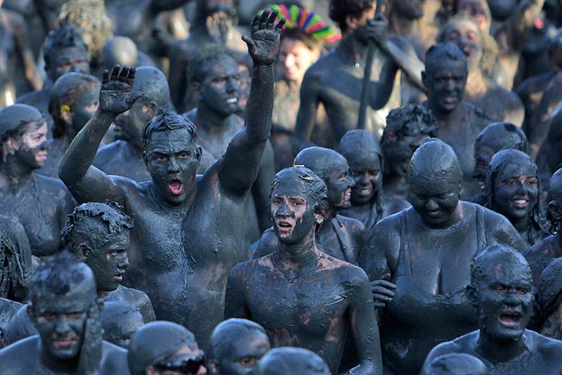 Ежегодный карнавал грязи в Парати