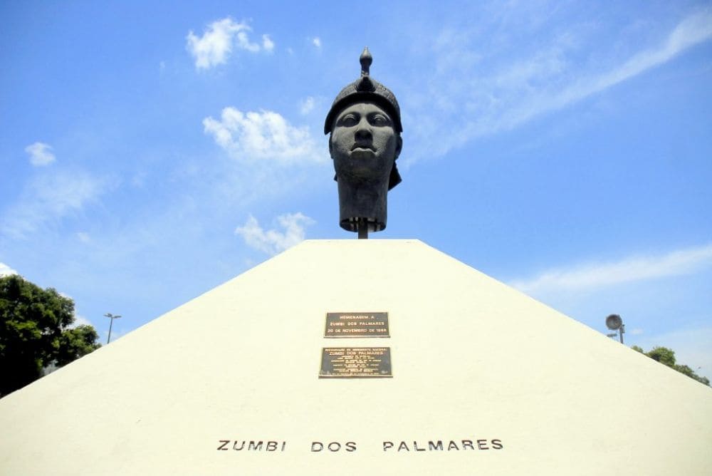 Фото 3854. Монумент Зумби в центре Рио-де-Жанейро на Проспете Президента Варгаса 