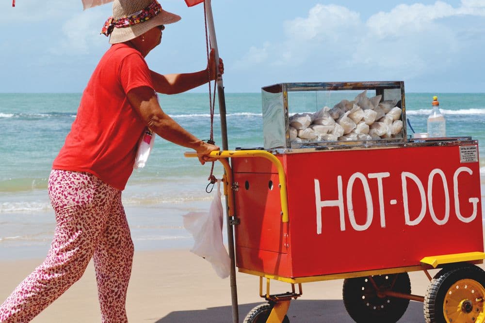 Фото 6148. Воизбежании пищевых отравлений избегайте продаваемой разносчиками еды на пляжах