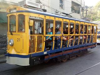 Желтый португальский трамвайчик
